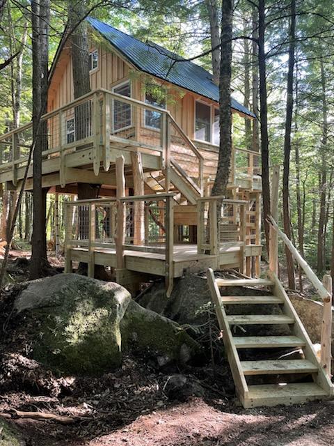 Over the rocks and through the woods, to this luxury treehouse you go!